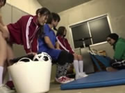 三位敬業的女經理在訓練營期間鼓勵所有成員持續性行為