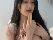 高顏值美女直播閃現露個奶 比個愛心奶 漂亮啊